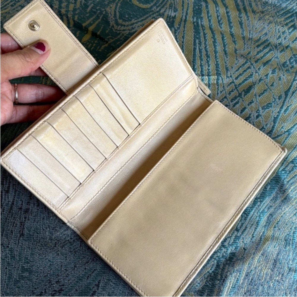 Gucci D Ring Abbey Cream Clutch Monogram Bifold Wallet with Gold Hardware - Picture 3 of 10